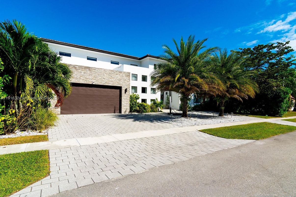 Attached, Exterior, Facade, Modern