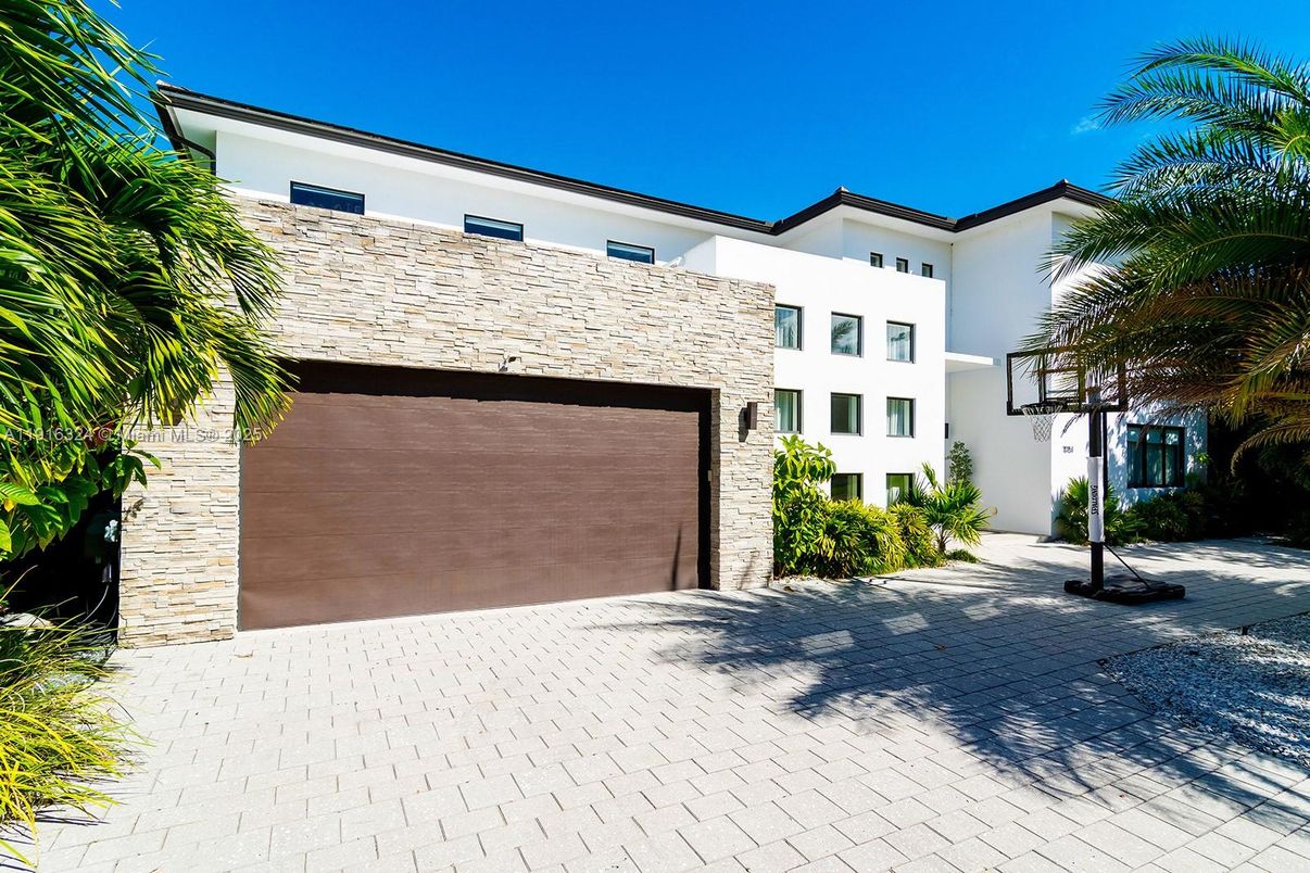 Attached, Exterior, Facade, Modern