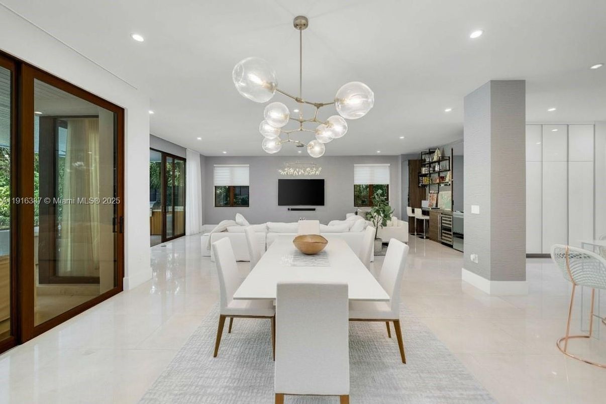 Dining room, Interior, Living room, Pendant Lights, Recessed Lighting