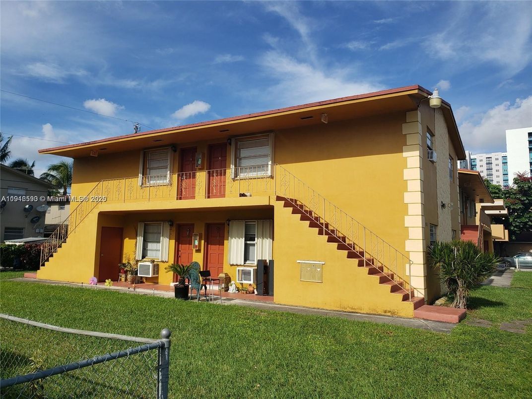 Backyard, Exterior, Facade, Modern