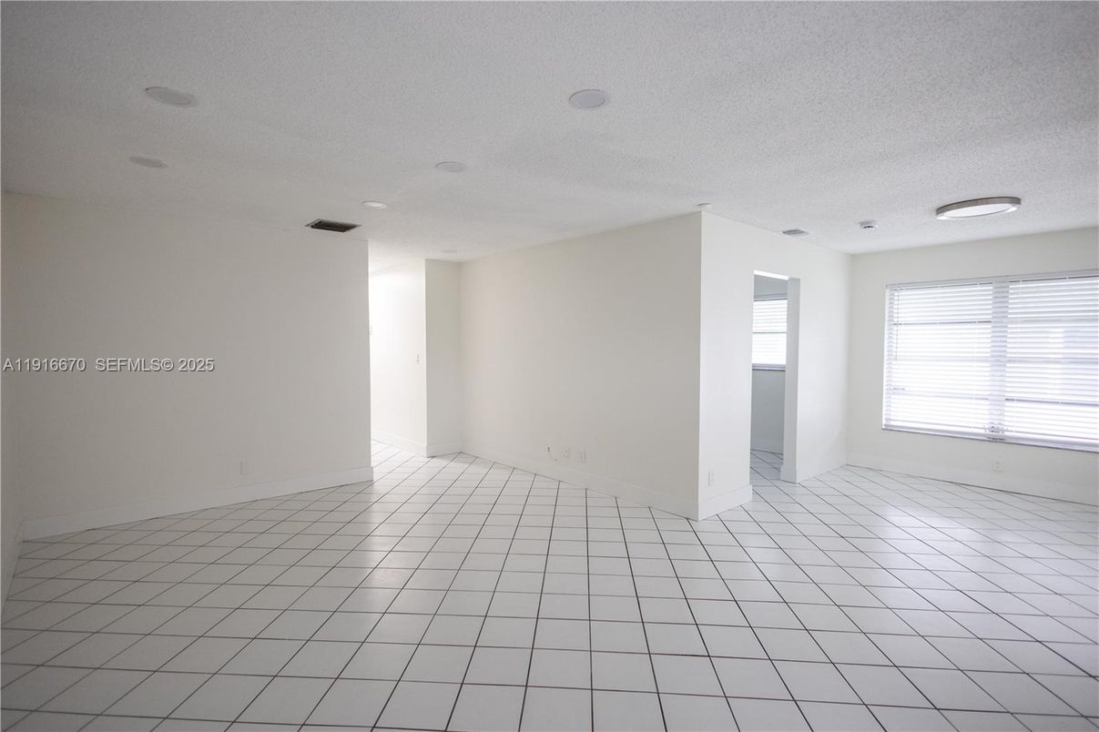 Empty room, Interior, Recessed Lighting