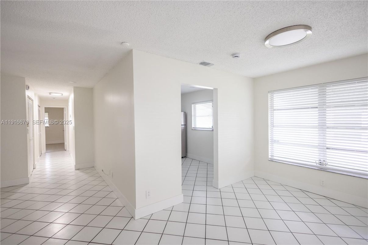 Empty room, Interior