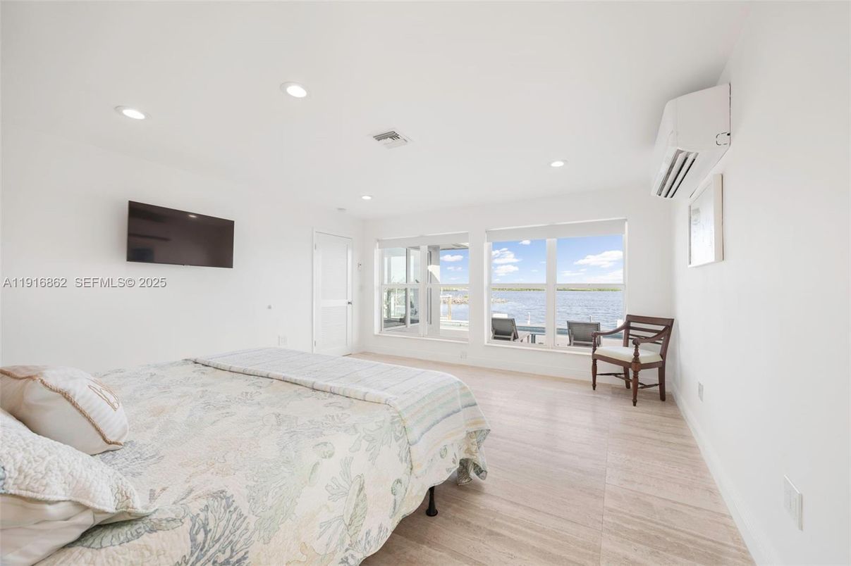 Bedroom, Interior, Recessed Lighting, Water