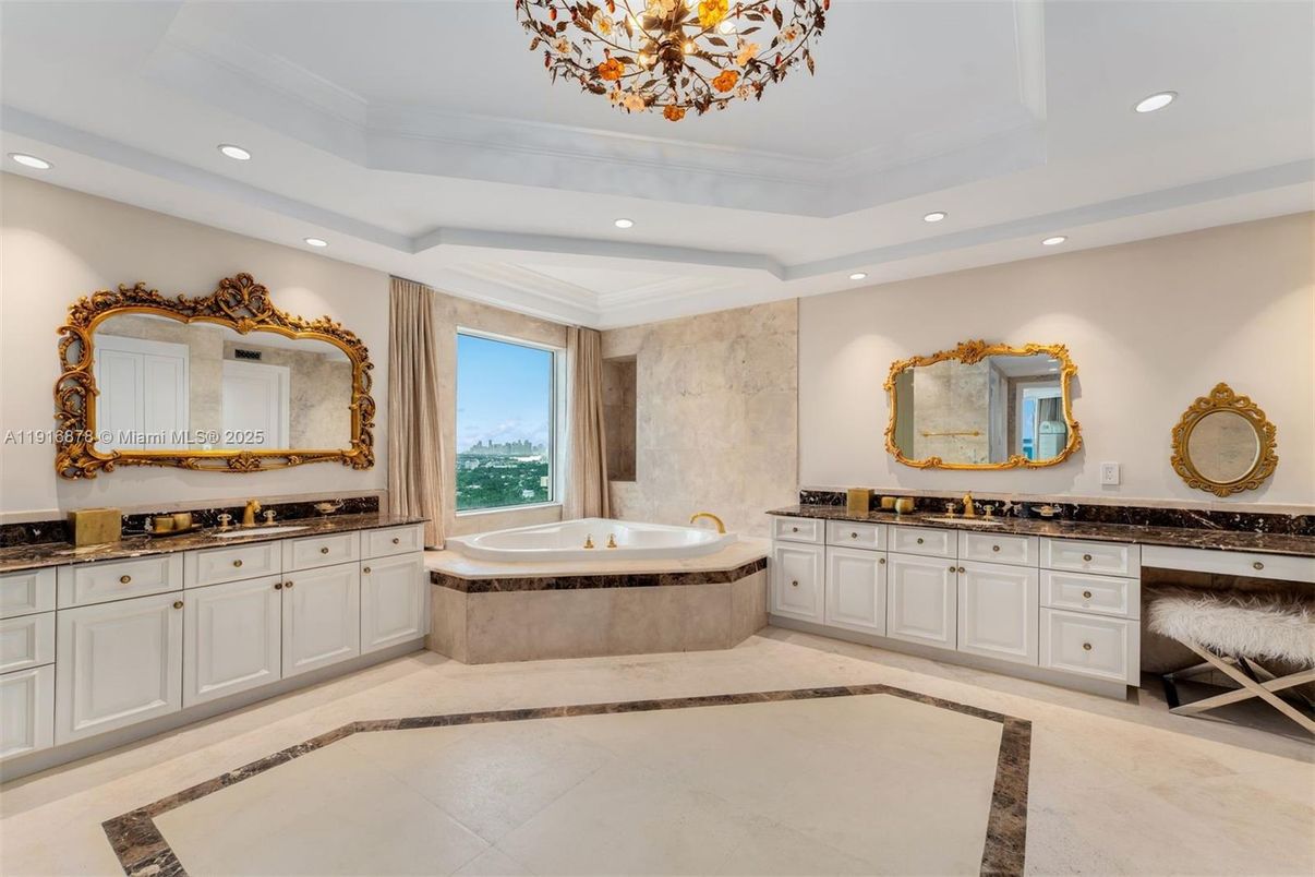 Bathroom, Dual Sink Vanities, Interior, Recessed Lighting