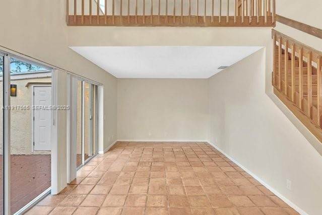 Empty room, Interior