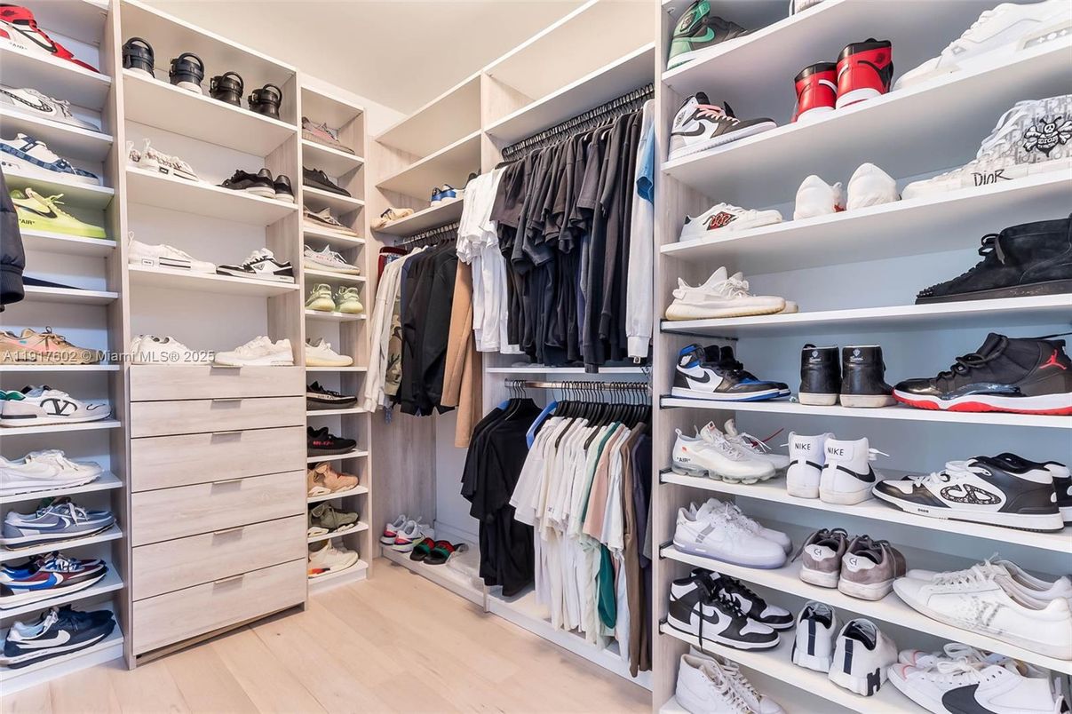 Interior, Walk-in Closets, Wood Texture Flooring