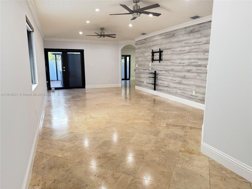 Empty room, Interior, Recessed Lighting