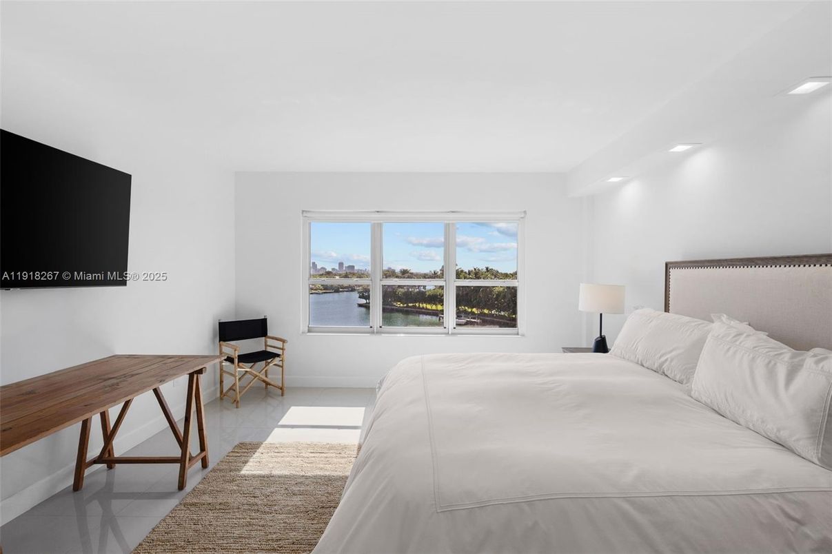 Bedroom, Interior, Recessed Lighting, Water