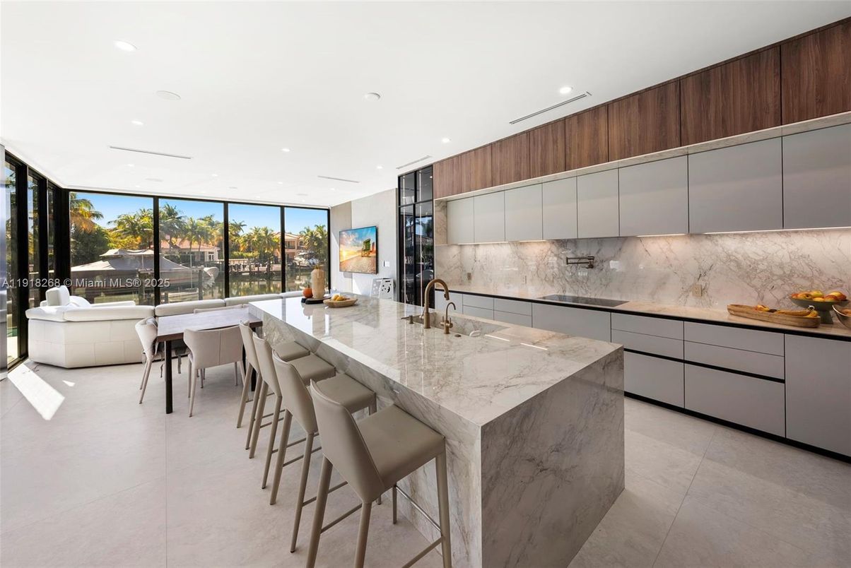 Dining room, Interior, Kitchen, Recessed Lighting, Stainless Steel Appliances