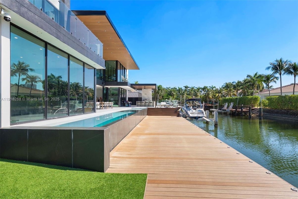 Exterior, Pool, Water