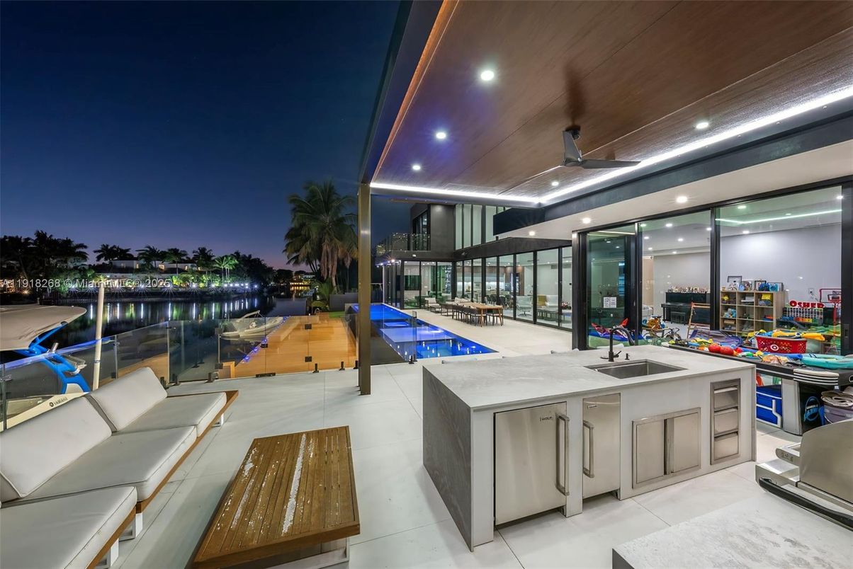 Exterior, Outdoor Kitchen, Pool