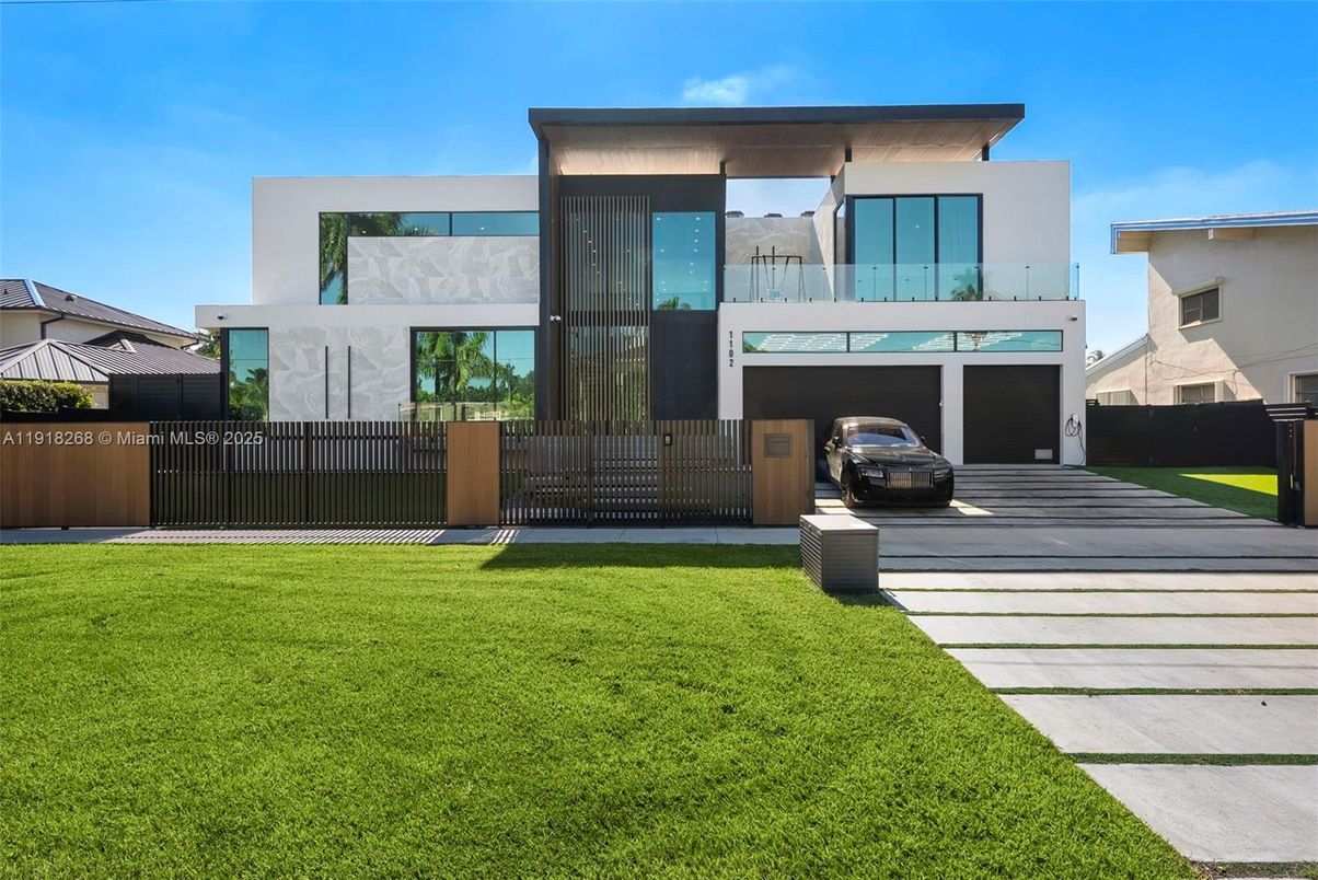 Backyard, Exterior, Facade, Modern