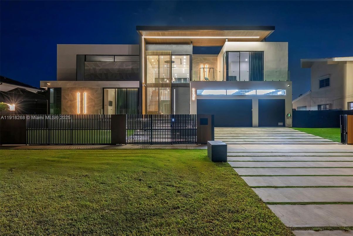 Backyard, Exterior, Facade, Modern