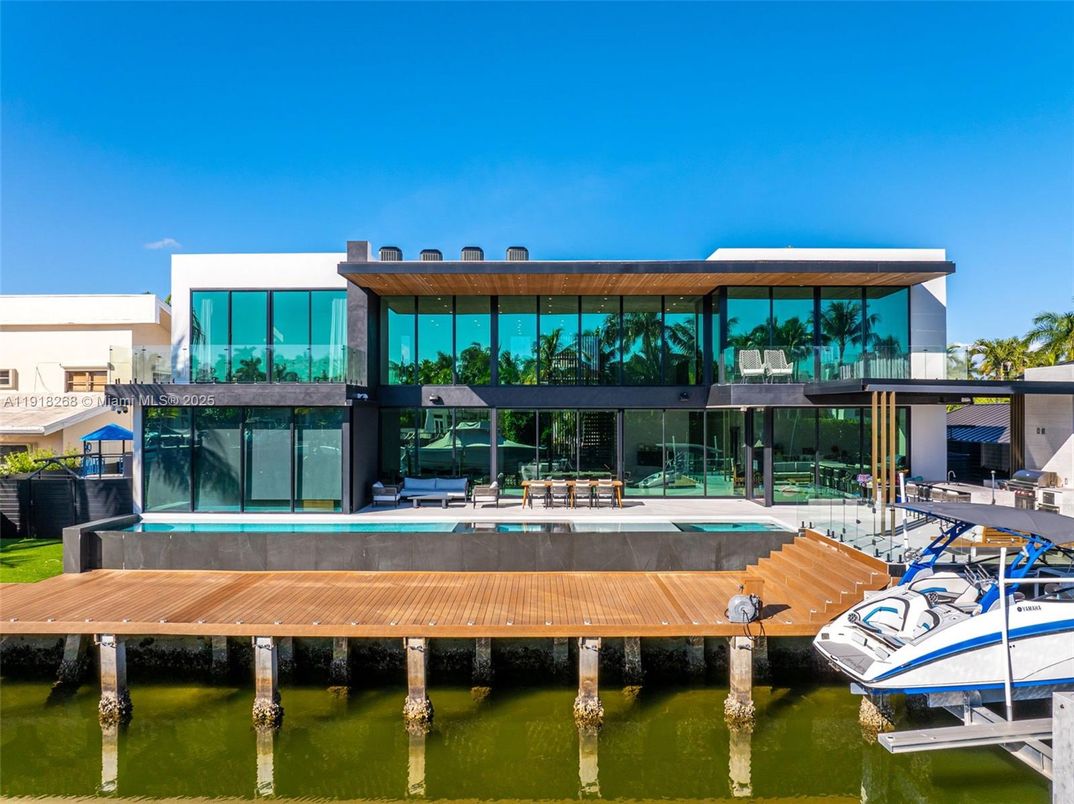 Exterior, Facade, Modern