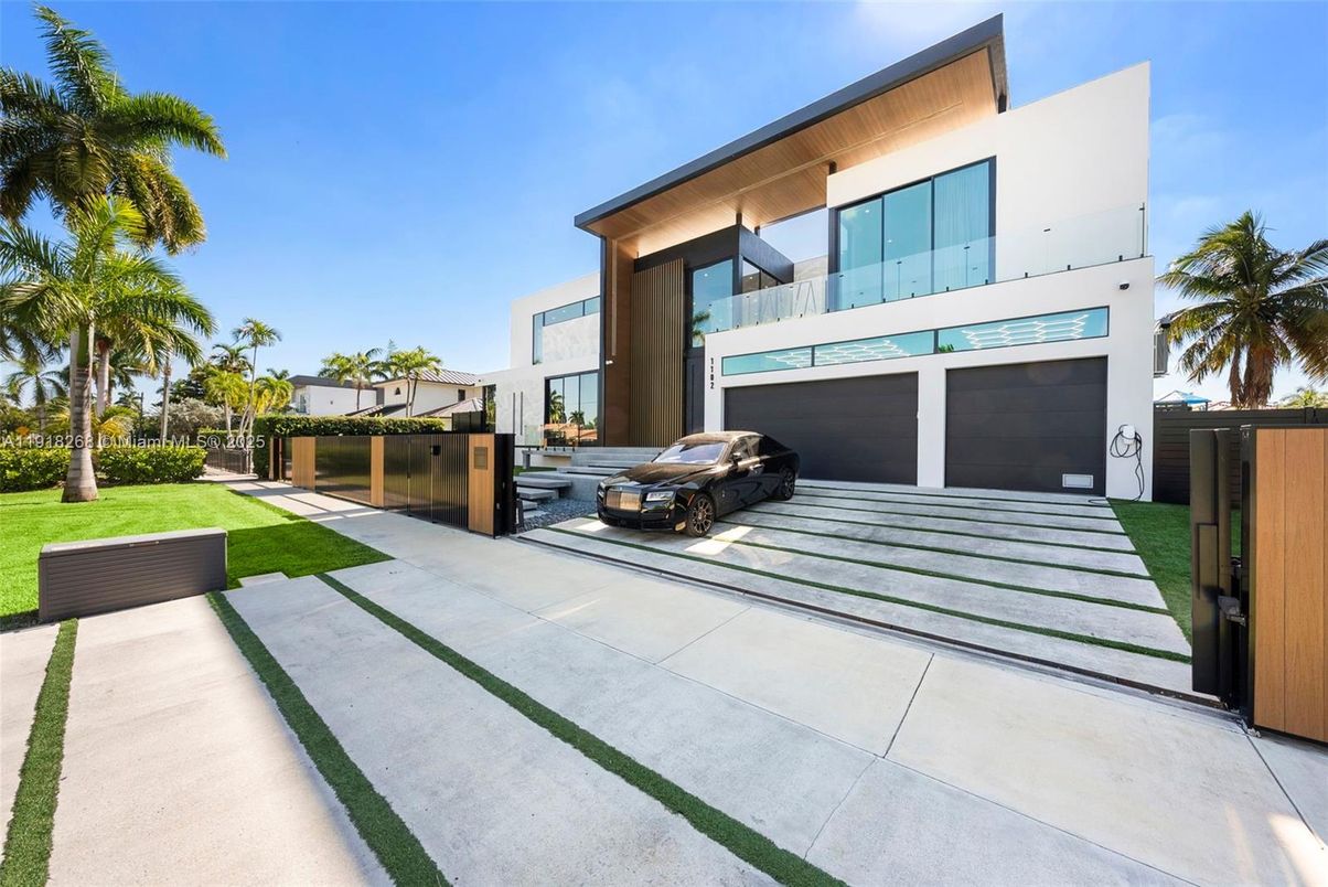 Attached, Exterior, Facade, Modern