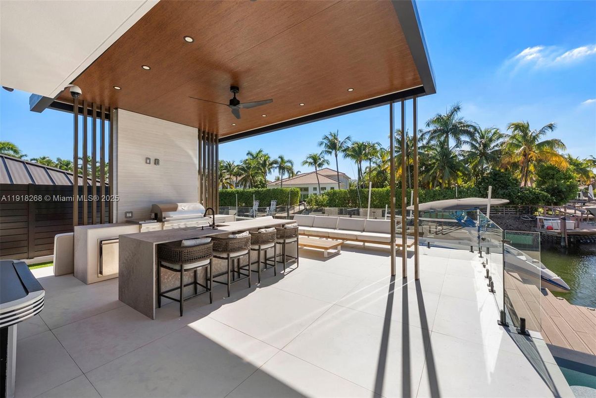 Exterior, Outdoor Kitchen, Water