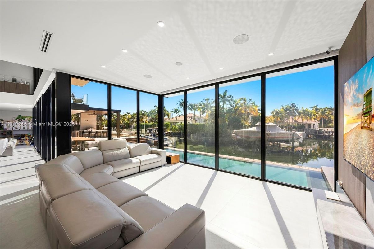 Interior, Living room, Recessed Lighting, Water