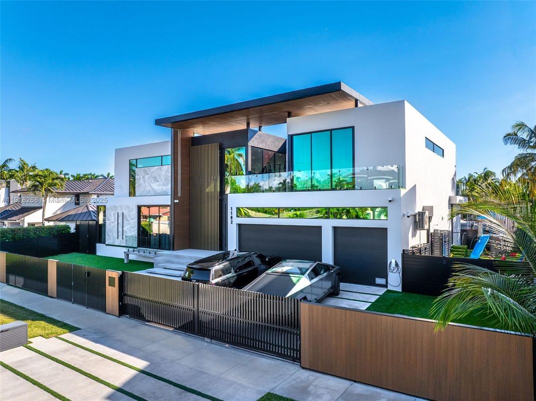 Attached, Exterior, Facade, Modern