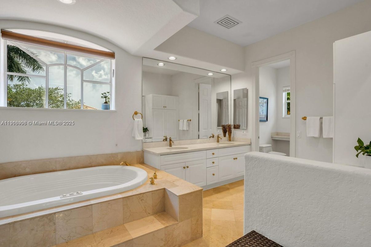Bathroom, Dual Sink Vanities, Interior, Recessed Lighting