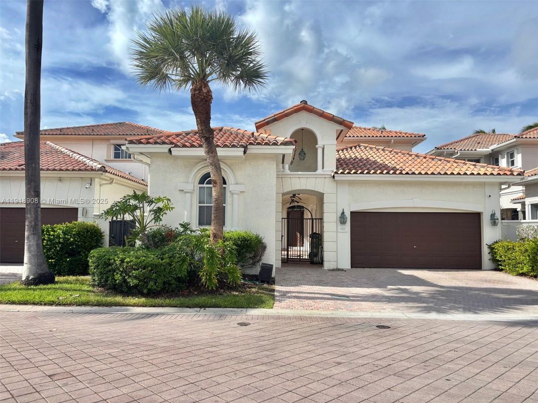 Attached, Exterior, Facade, Mediterranean