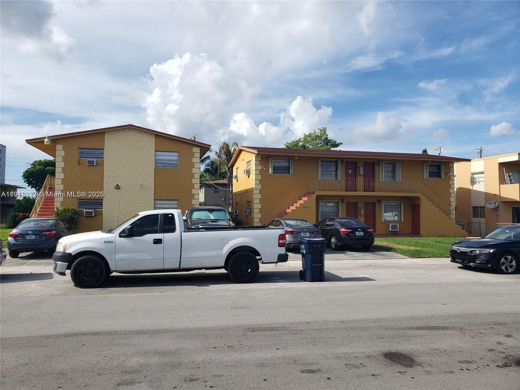 Exterior, Facade, Modern