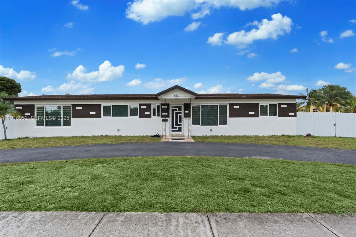 Exterior, Facade, Ranch