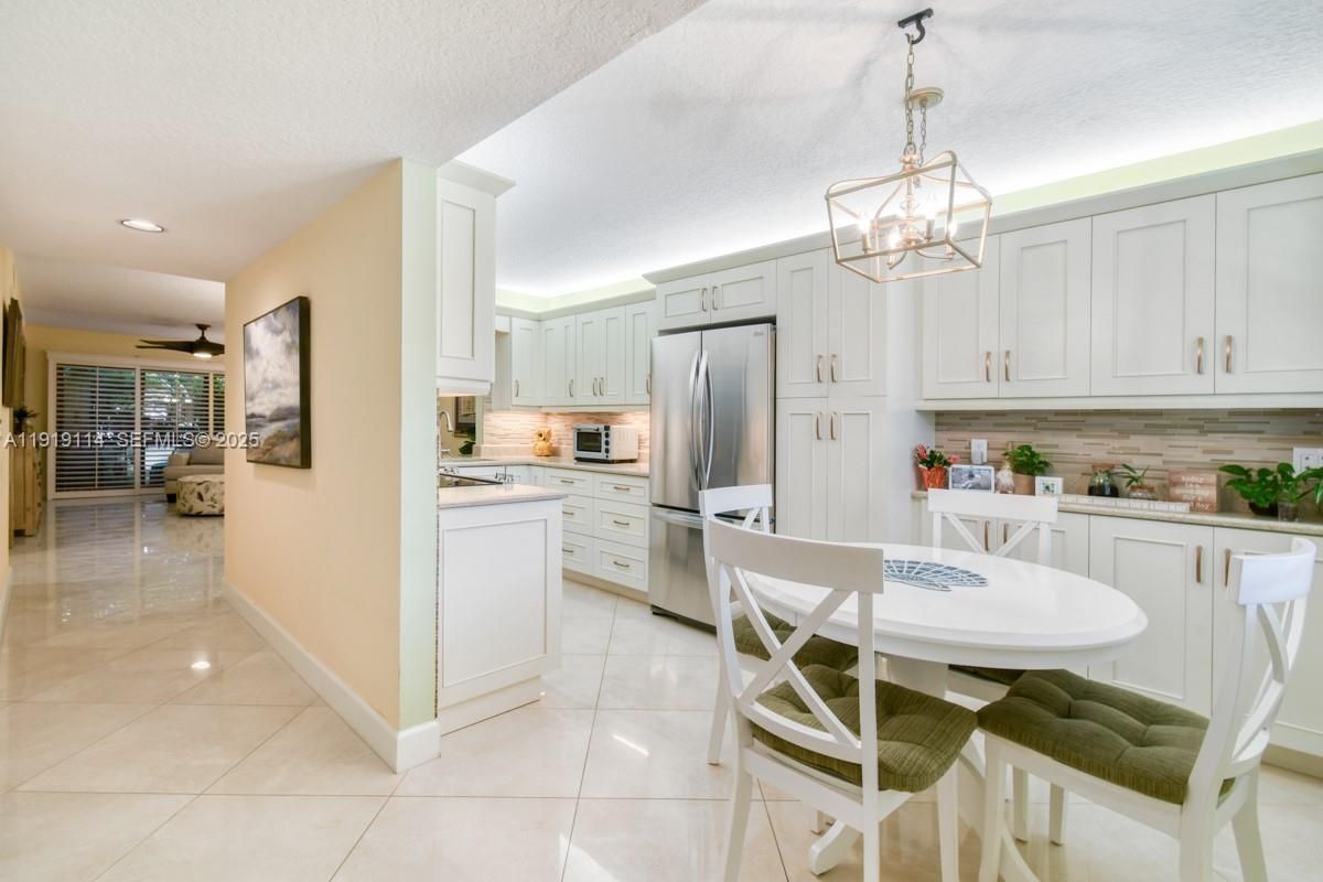 Dining room, Interior, Kitchen, Pendant Lights, Recessed Lighting, Stainless Steel Appliances