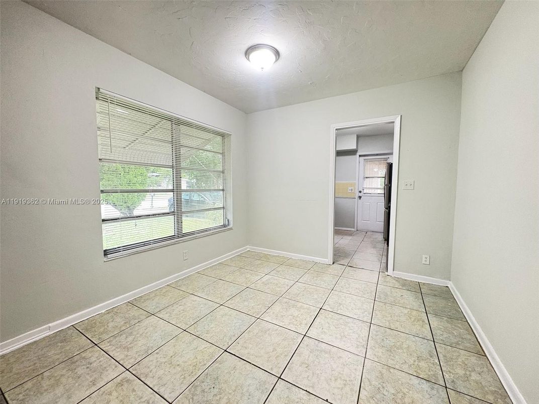 Empty room, Interior