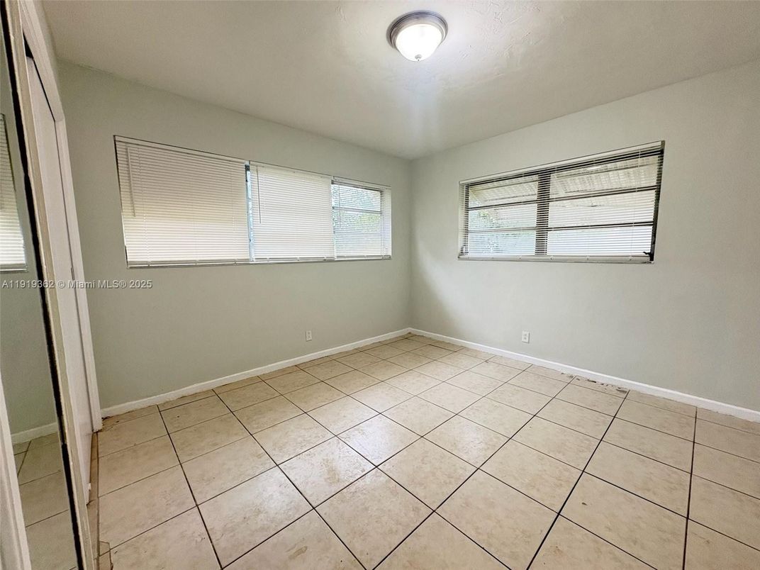 Empty room, Interior