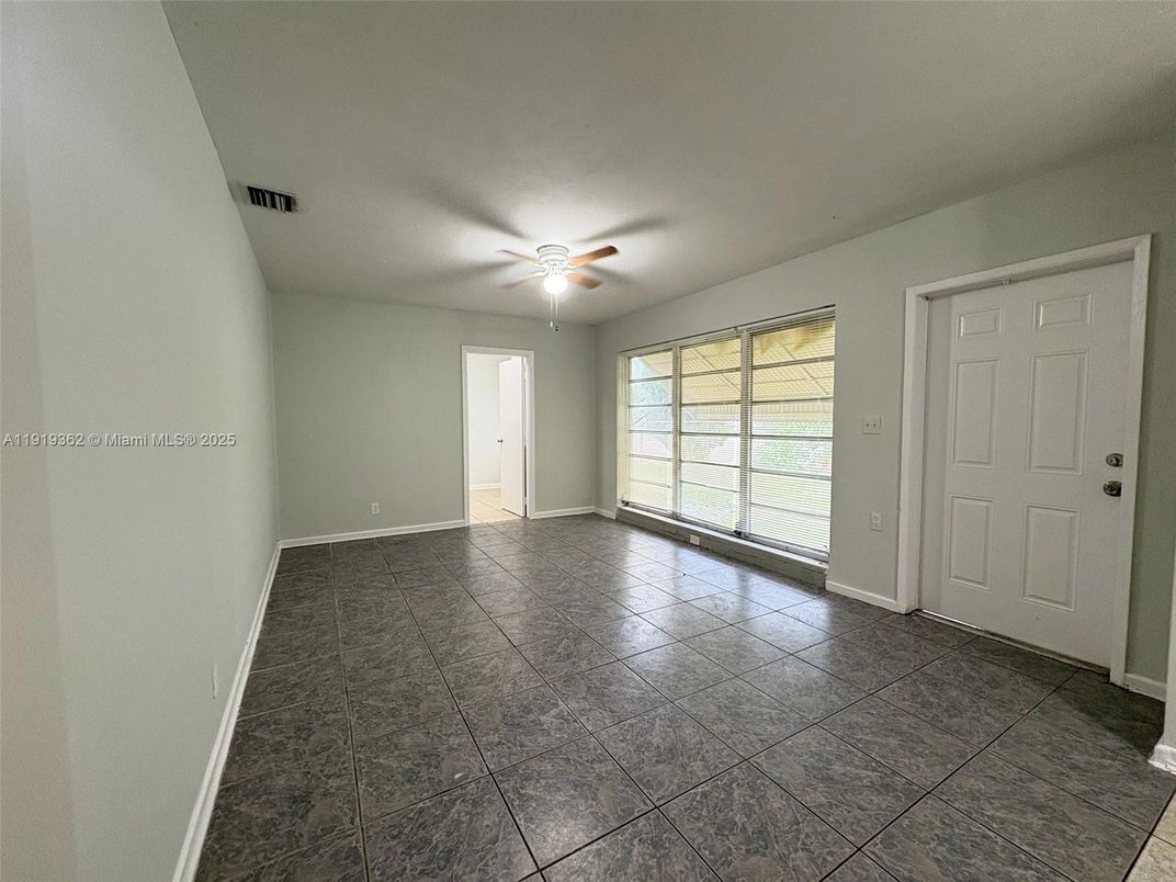 Empty room, Interior