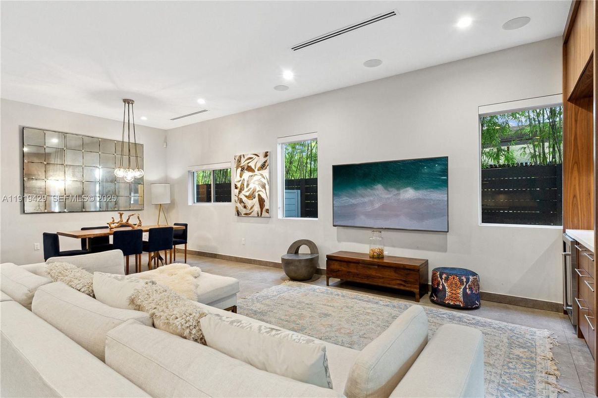Dining room, Interior, Living room, Pendant Lights, Recessed Lighting