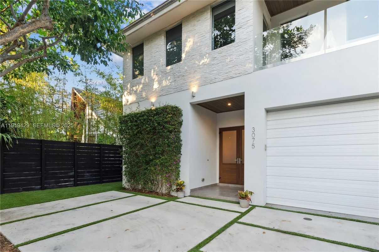 Exterior, Facade, None