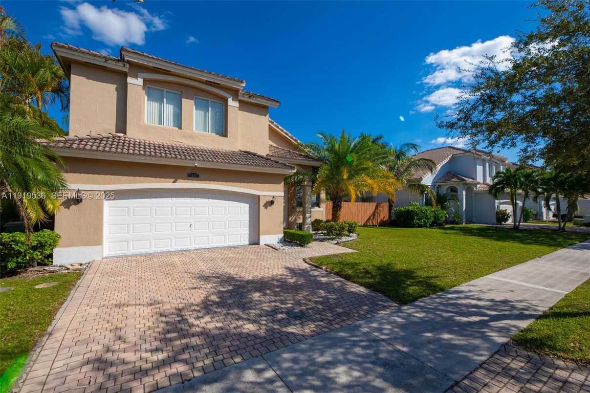 Attached, Exterior, Facade, Mediterranean