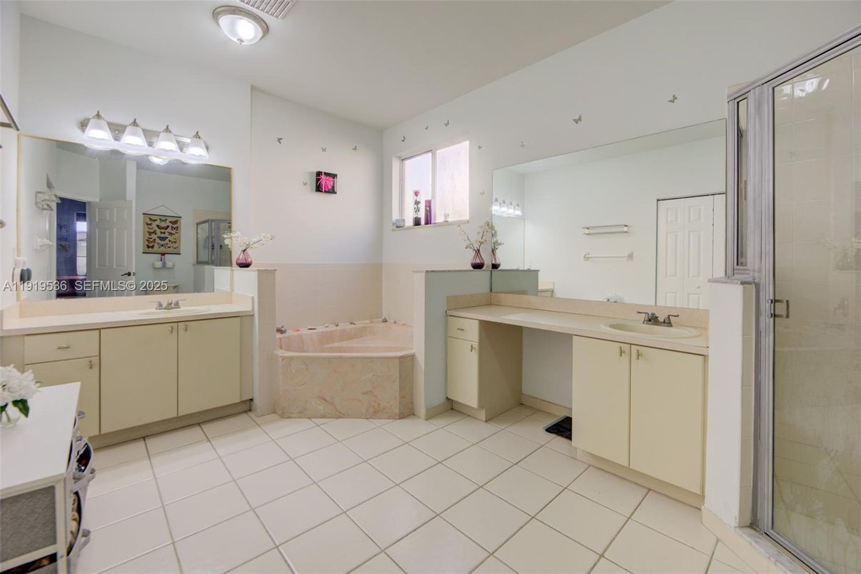 Bathroom, Dual Sink Vanities, Interior