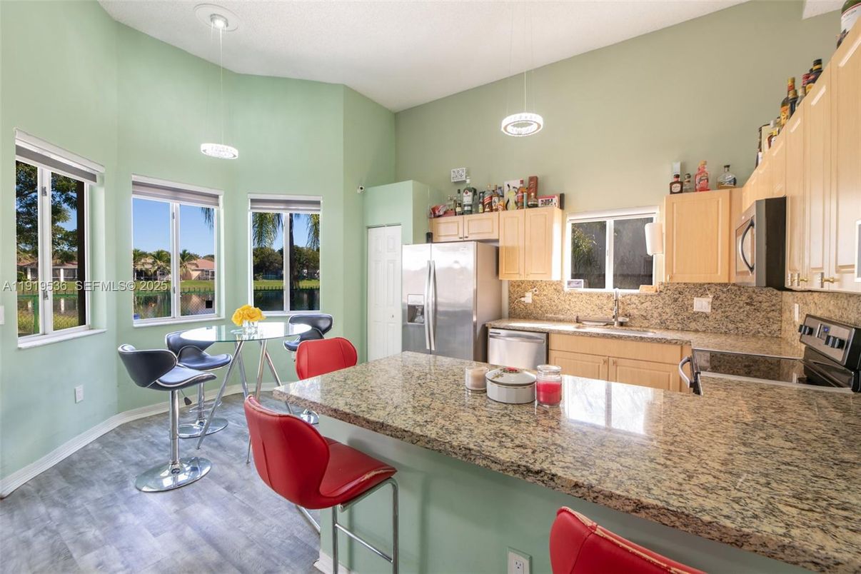 Dining room, Interior, Kitchen, Pendant Lights, Stainless Steel Appliances