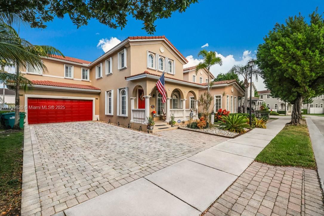 Attached, Exterior, Facade, Mediterranean