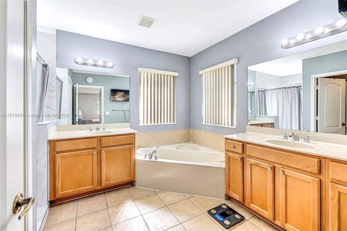 Bathroom, Dual Sink Vanities, Interior