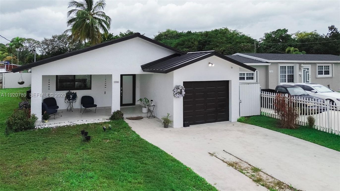 Attached, Exterior, Facade, Ranch