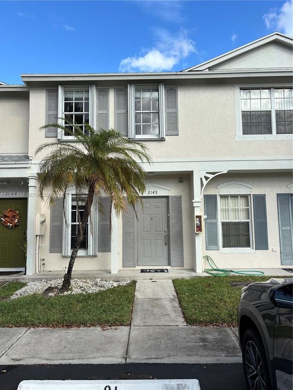 Exterior, Facade, Rowhouse
