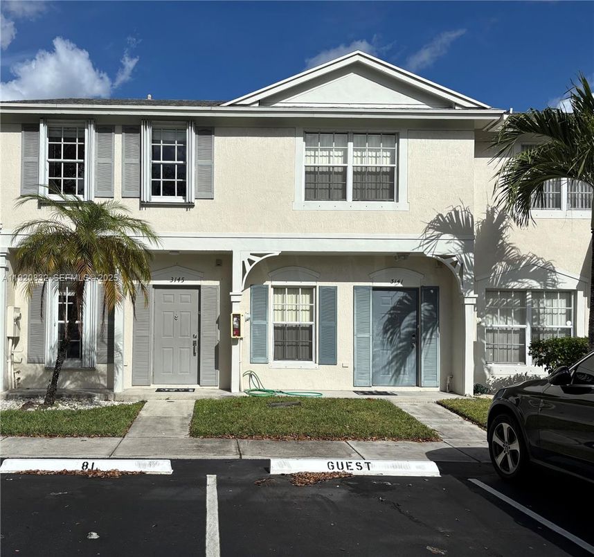 Exterior, Facade, Rowhouse