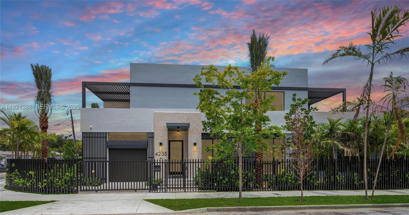 Exterior, Facade, Modern