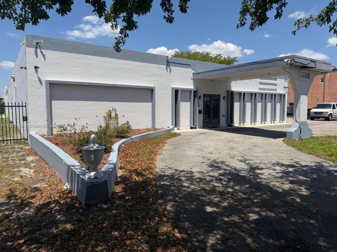 Attached, Backyard, Exterior, Facade, Modern