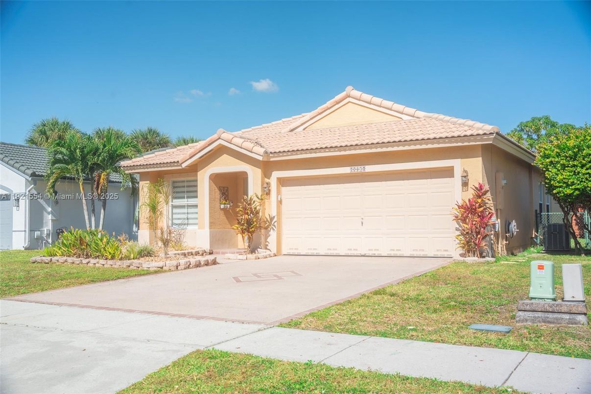 Attached, Exterior, Facade, Mediterranean