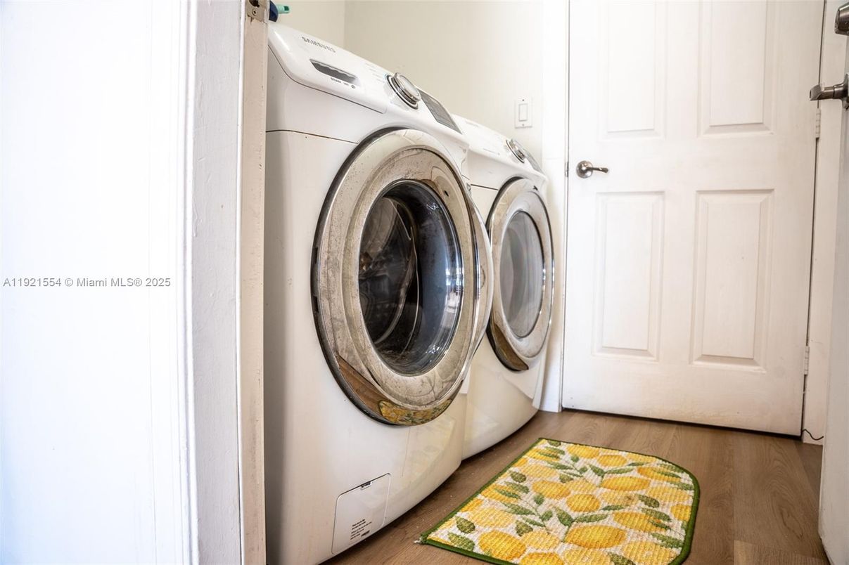 Interior, Washer, Wood Texture Flooring