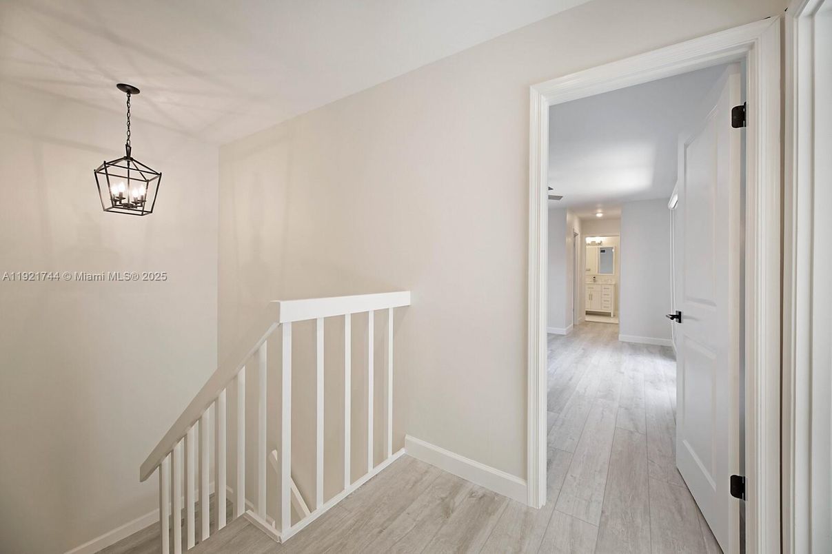 Interior, Pendant Lights, Wood Texture Flooring
