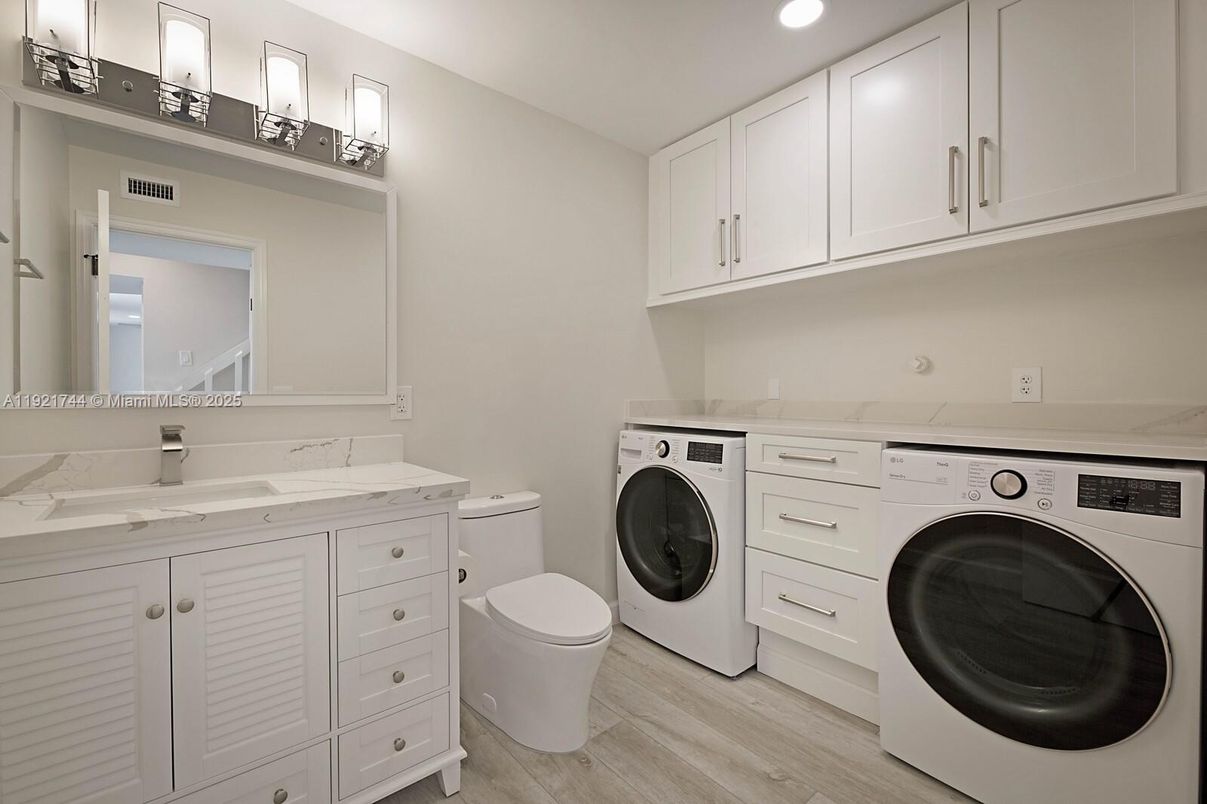 Interior, Recessed Lighting, Washer, Wood Texture Flooring