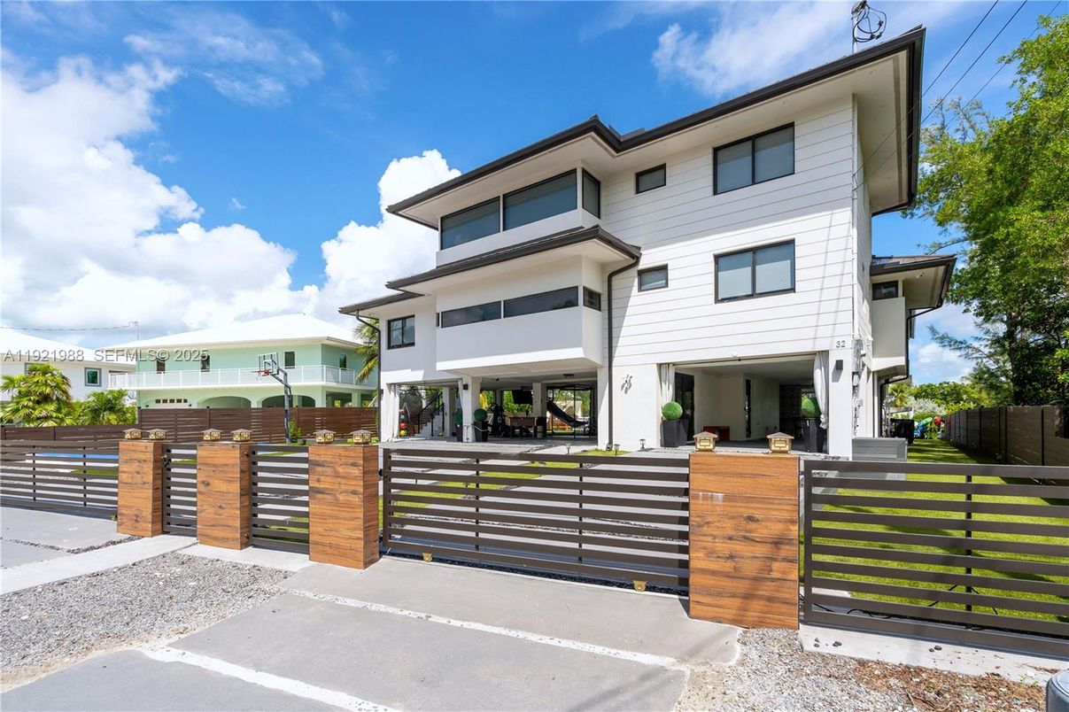 Exterior, Facade, Modern