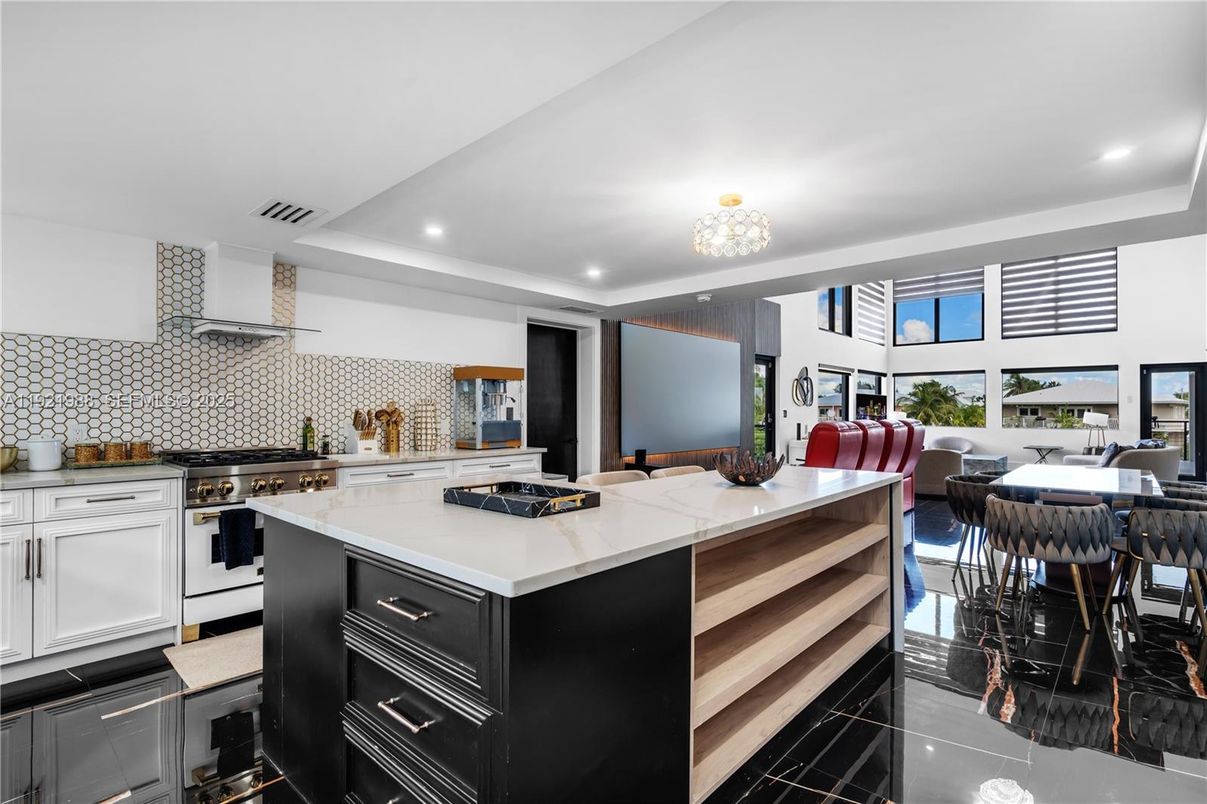 Chandelier, Dining room, Interior, Kitchen, Recessed Lighting, Stainless Steel Appliances