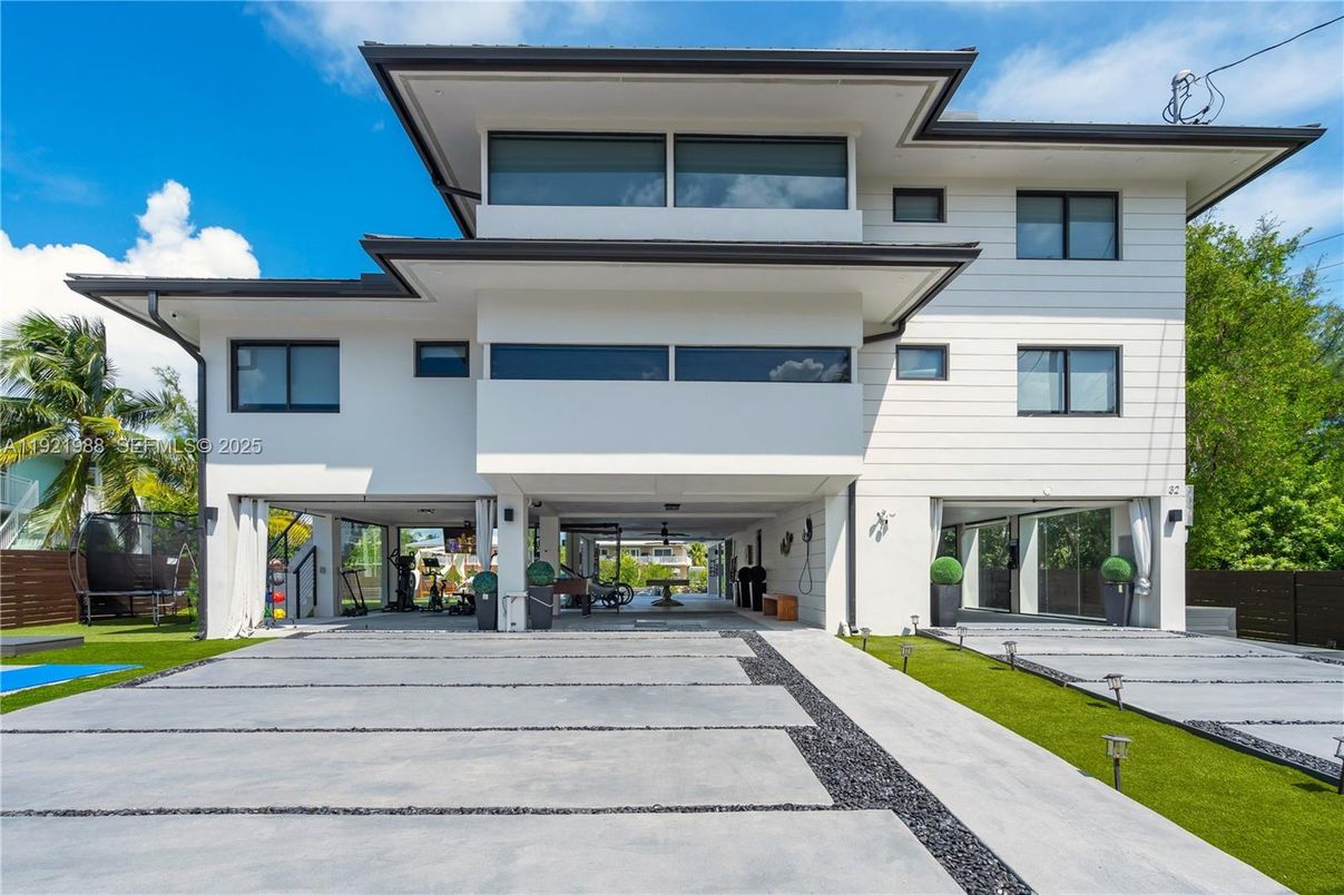 Attached, Exterior, Facade, Modern