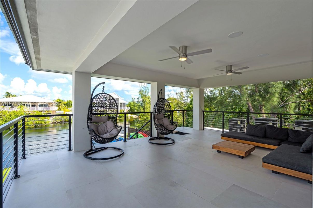 Exterior, Interior, Sun Room, Water